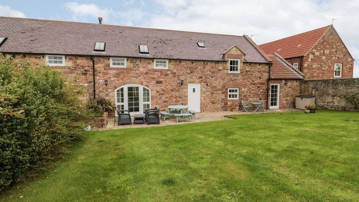Berwick-upon-Tweed Cottage | BEEHIVE BARN, luxury holiday cottage, with open fire in Beal