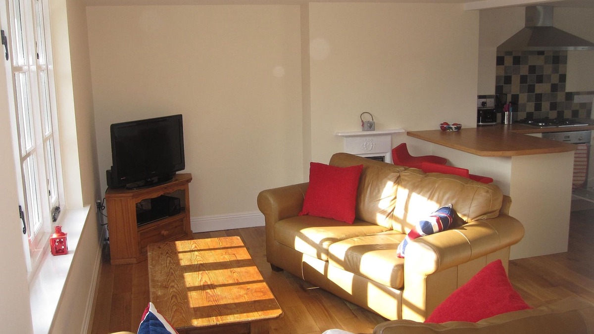 Beer Apartment | Beer Holiday Maisonette with Parking and Balcony, Near to Beach, shops and Pubs