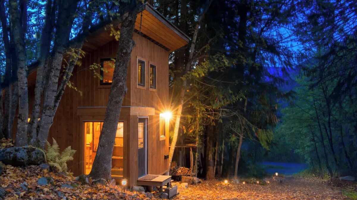 Nelson Cabin | Bees Knees in the Trees Tiny Home - Hot Tub & Sauna