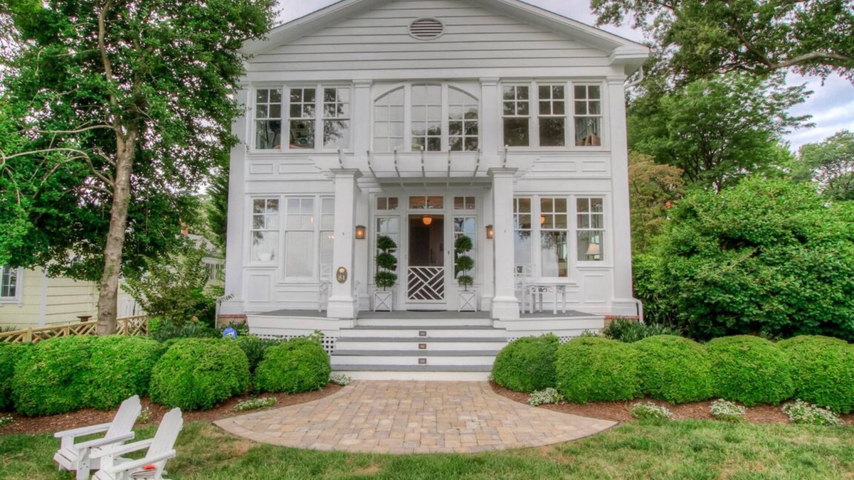 Annapolis House | Behold your perfect Annapolis getaway home! Gorgeous 4 bdrm, 2.5 bath with breathtaking views of the Chesapeake Bay