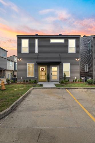 Lafayette Villa | Beignet House Cajun Luxury Full Kitchen Fast WiFi