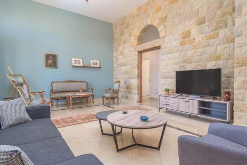 Duhur ash Shuwayr House | Beit Salima - 3 Bedroom House with Pool & Terrace