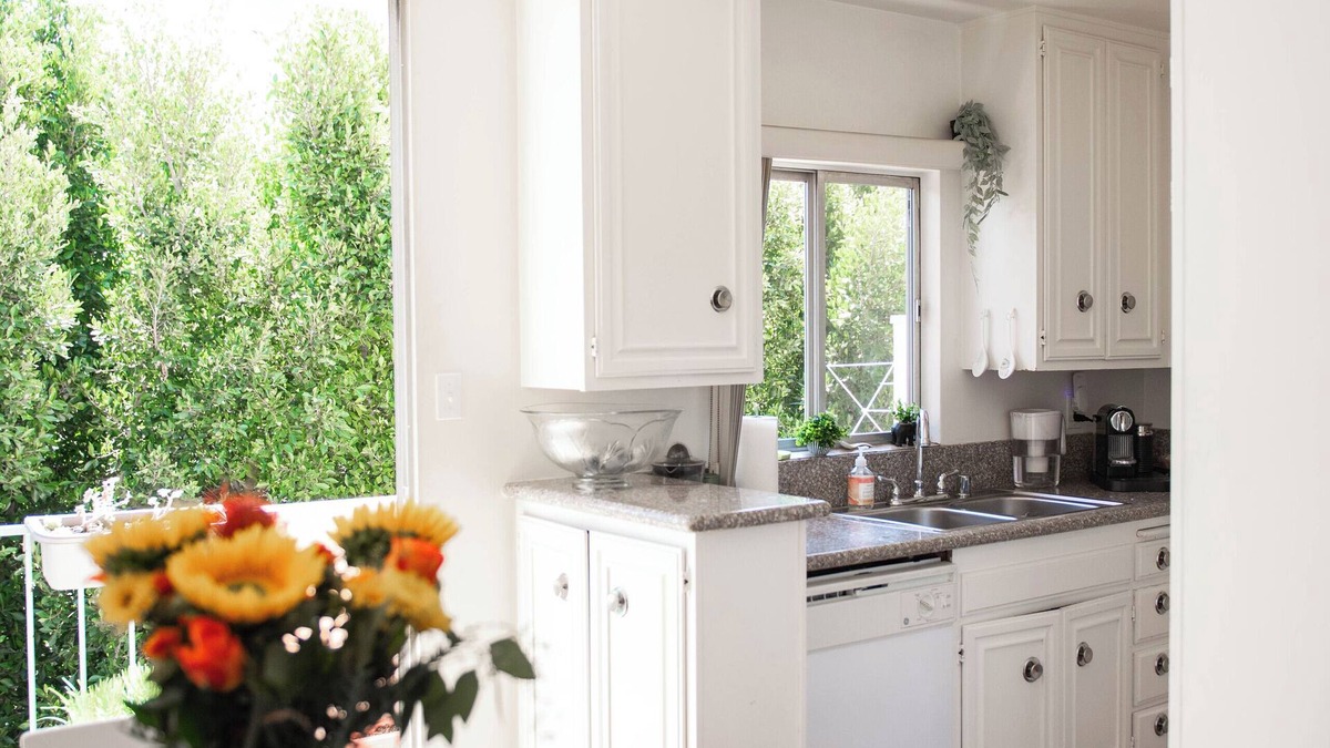 Westwood Apartment | Bel Air & Beverly Hills, Bright & Charming: Fully Equipped - 2bed/2bath apt.