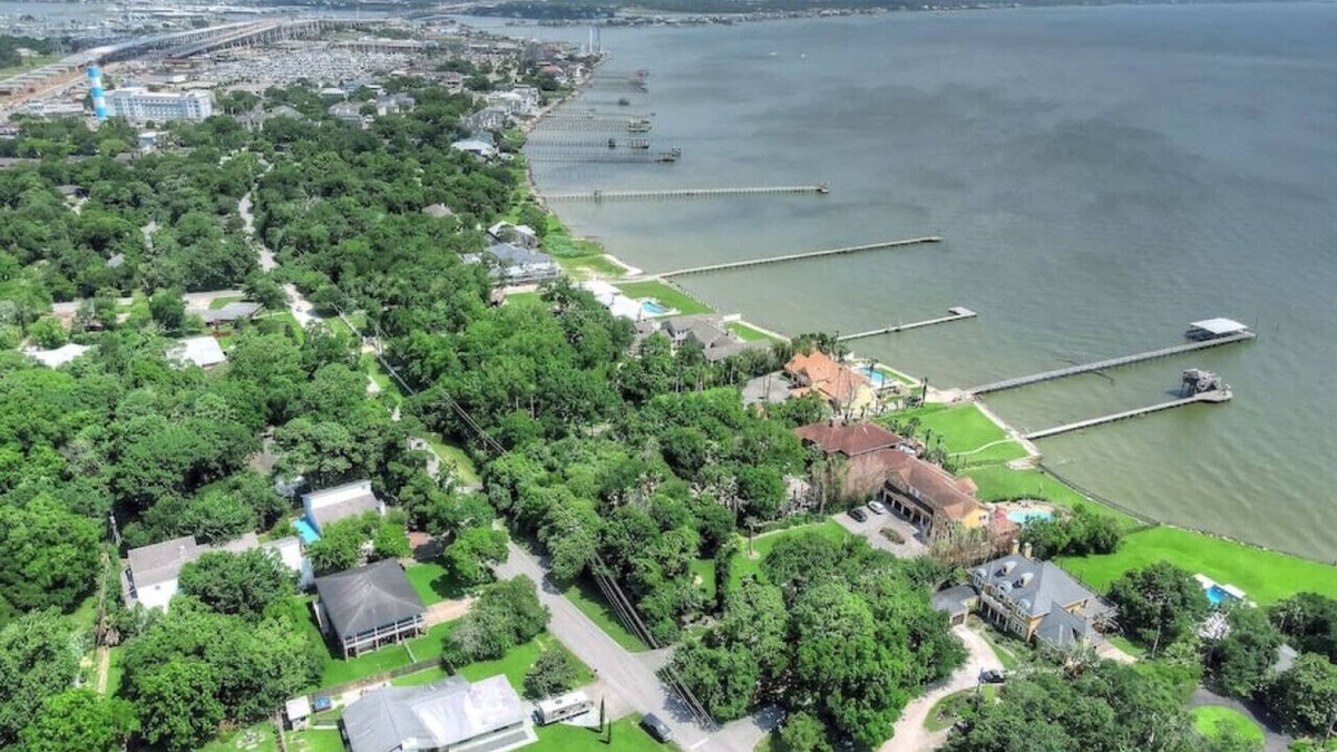 Clear Lake Shores House | Bel · Boardwalk POOL Home w Bikes and Boat Parking