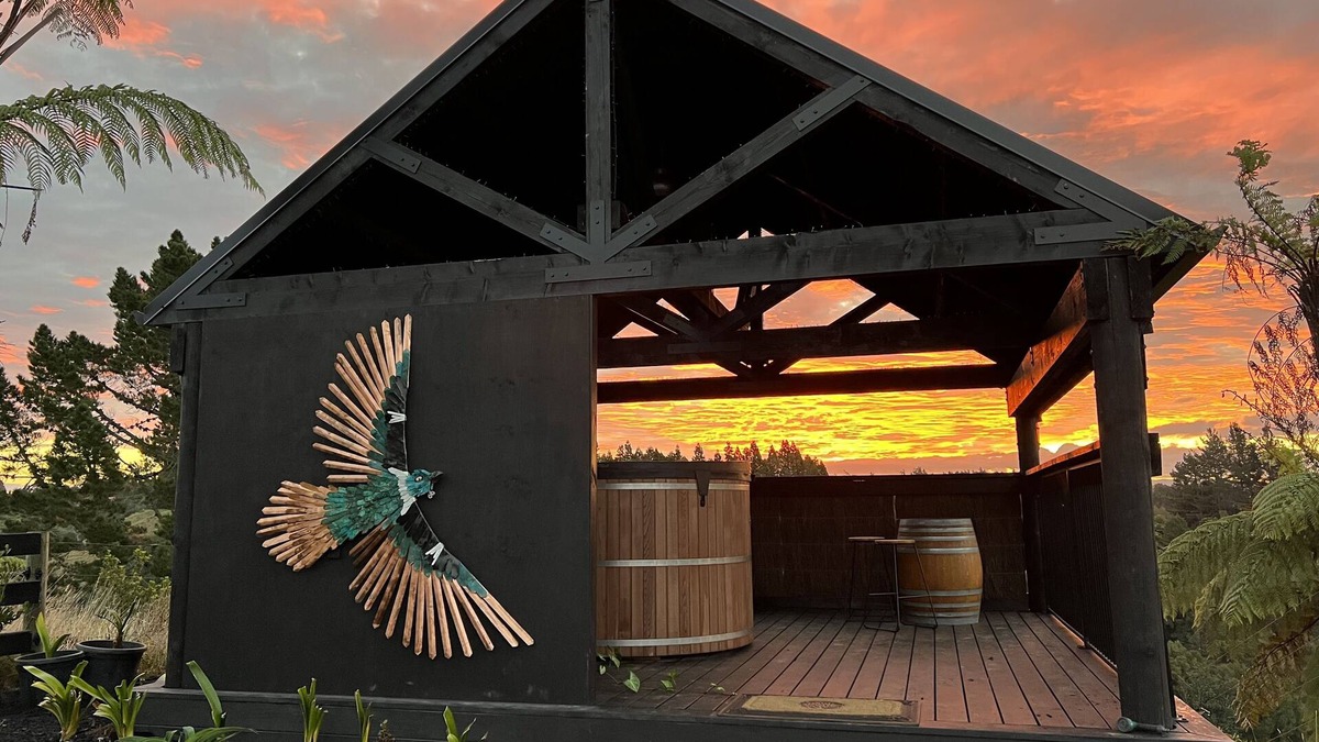 Pyes Pa House | Bel Tramonto, Luxurious Rustic Elegance with Private Cedar Hot Tub