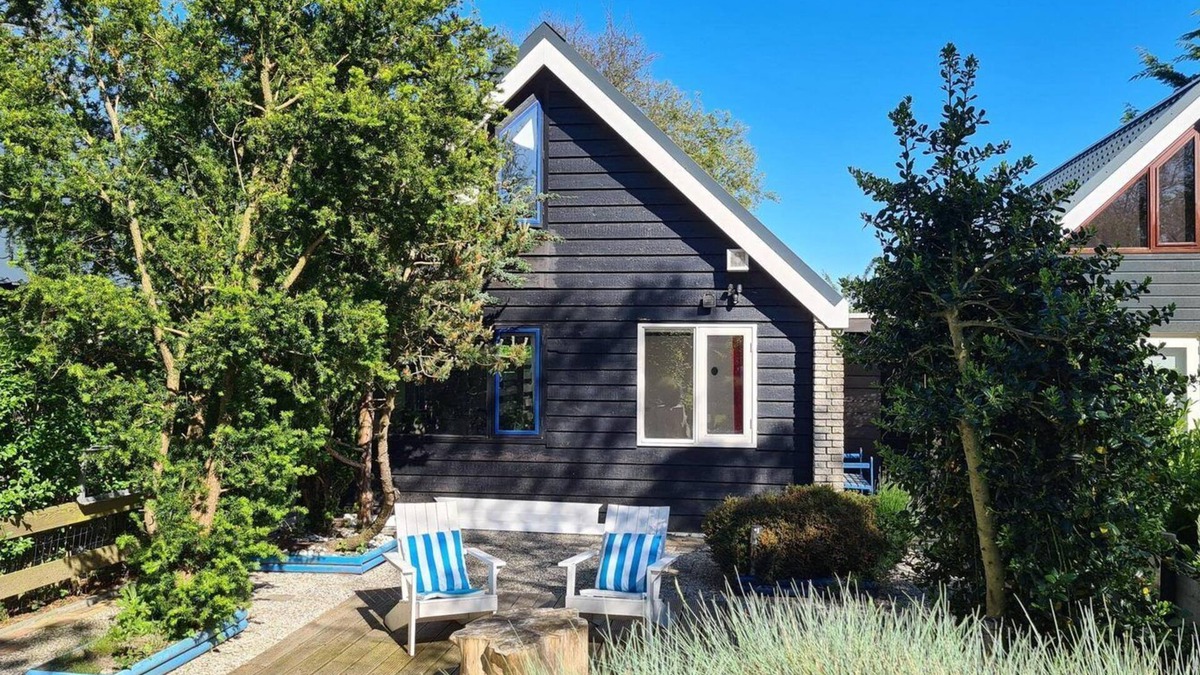 Sint Maartensvlotbrug House | Belkmerduinen 23 is in aquiet location surrounded by greenery and trees.