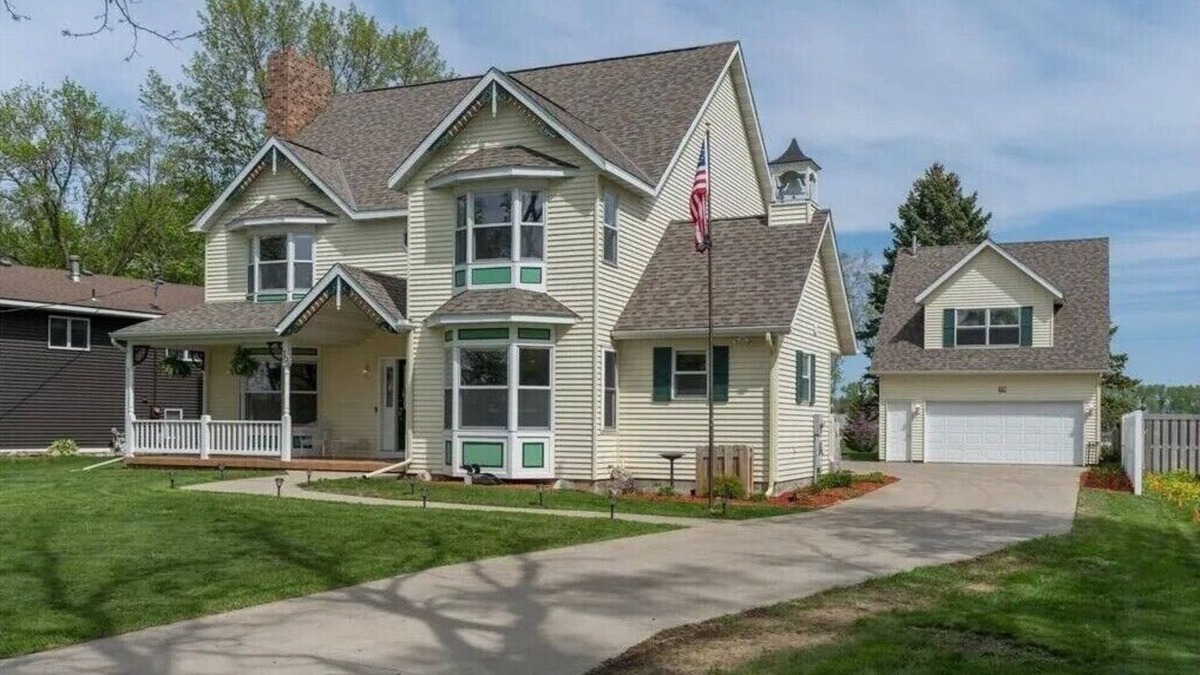 Madison Lake House | Bell House on Madison Lake - Summer Dates Available!