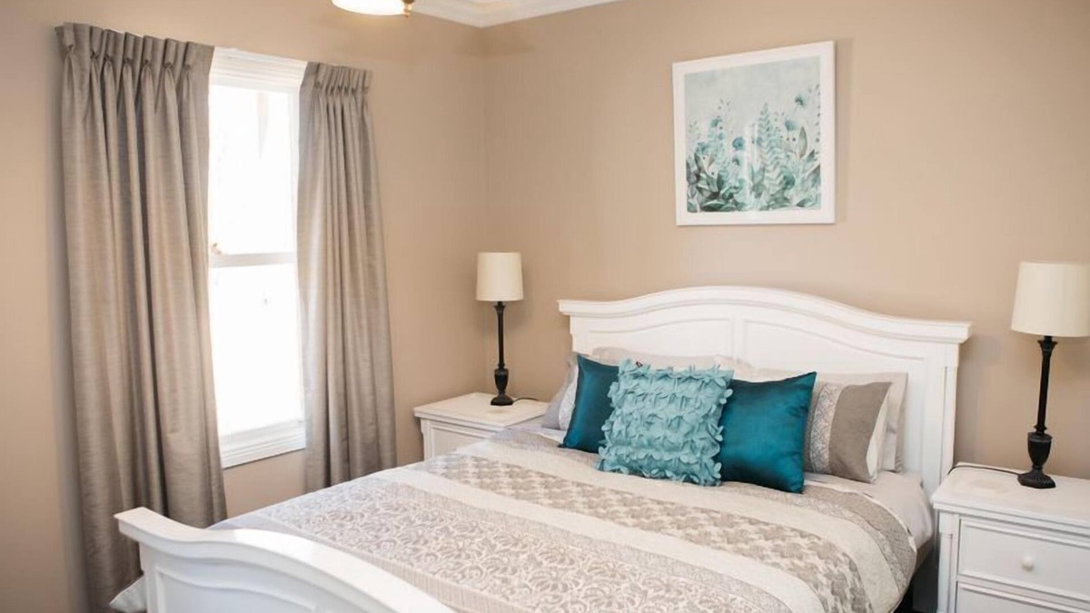 West Bendigo House | Bell's Retreat- 500m to Bendigo Stadium