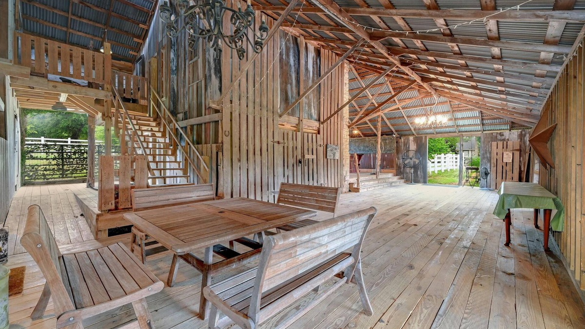 Driftwood Bed & Breakfast | Bella Nido - Charming 6-bedroom bed & breakfast, sleeps 12. Plenty of space!