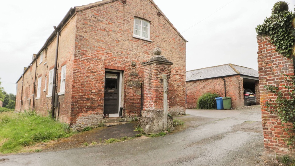North Dalton Cottage | BELLA'S COTTAGE, pet friendly, with pool in Great Driffield