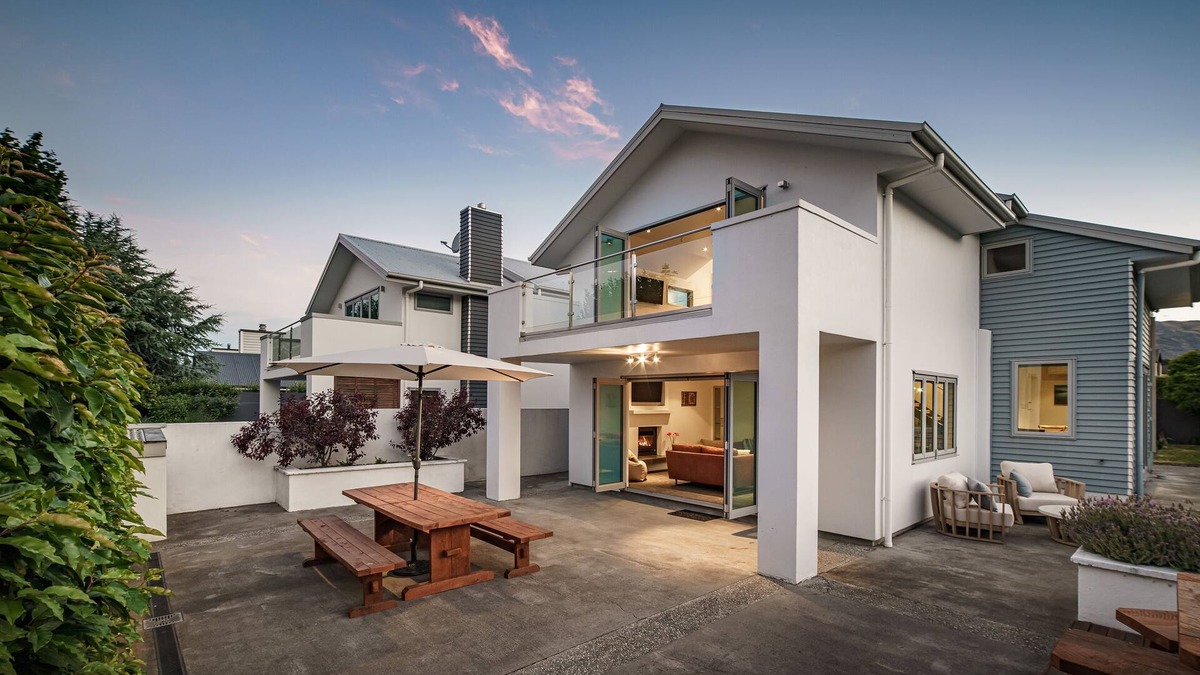Wanaka House | Bella's Place: Location, style, comfort, spacious & pet friendly