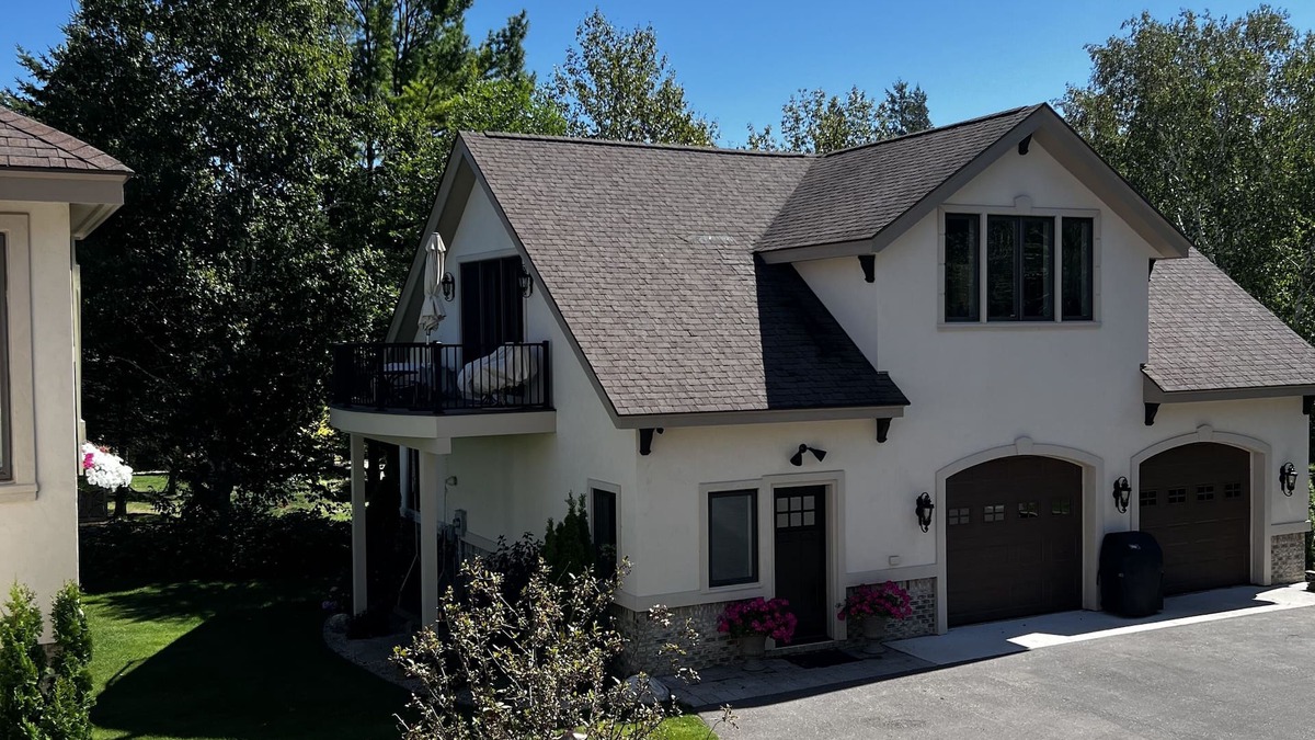 Charlevoix House | Bella Vista Carriage House- Lake Michigan View 2 bedroom 2nd story living space
