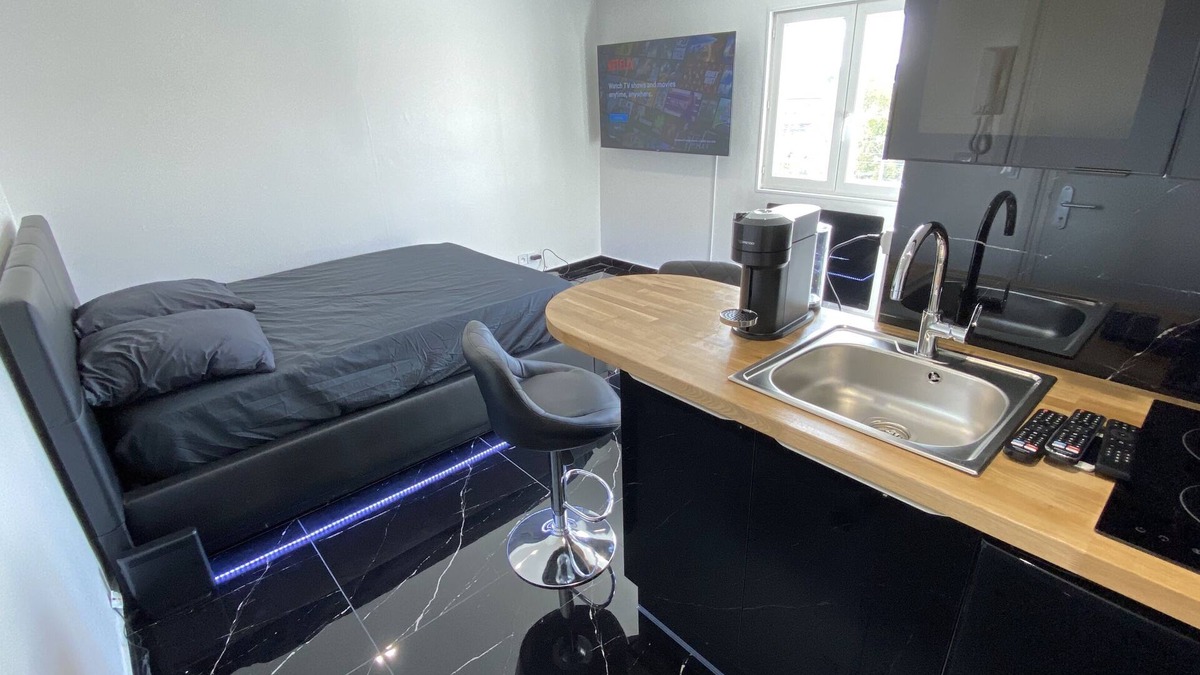 Lisieux Apartment | Bella Vita Apartment2 fully furnished - TV Netflix - Railway station -B