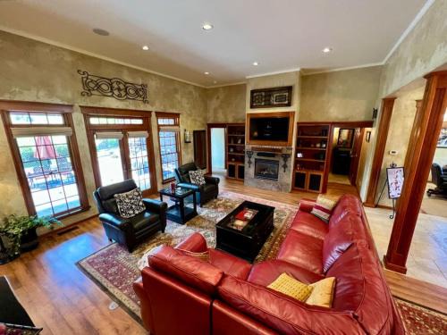 Baker City House | Bella Vita Estate Luxury Home With Hot Tub on Golf Course