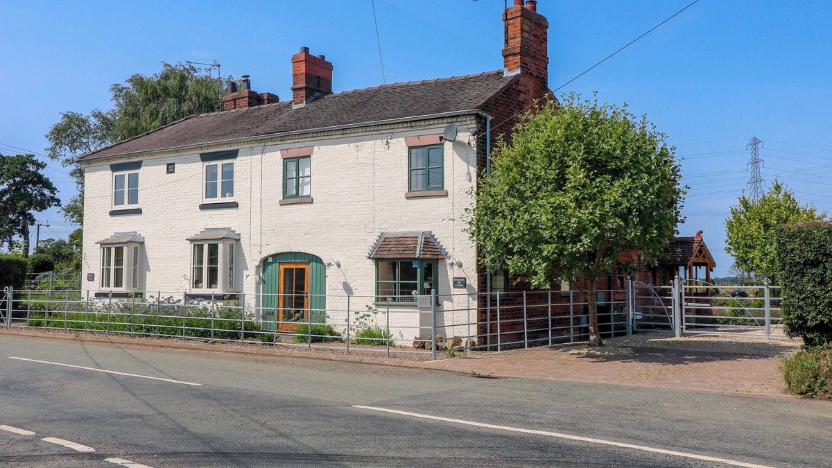 Rugeley Cottage | BELLAMOUR END COTTAGE, family friendly, with open fire in Rugeley