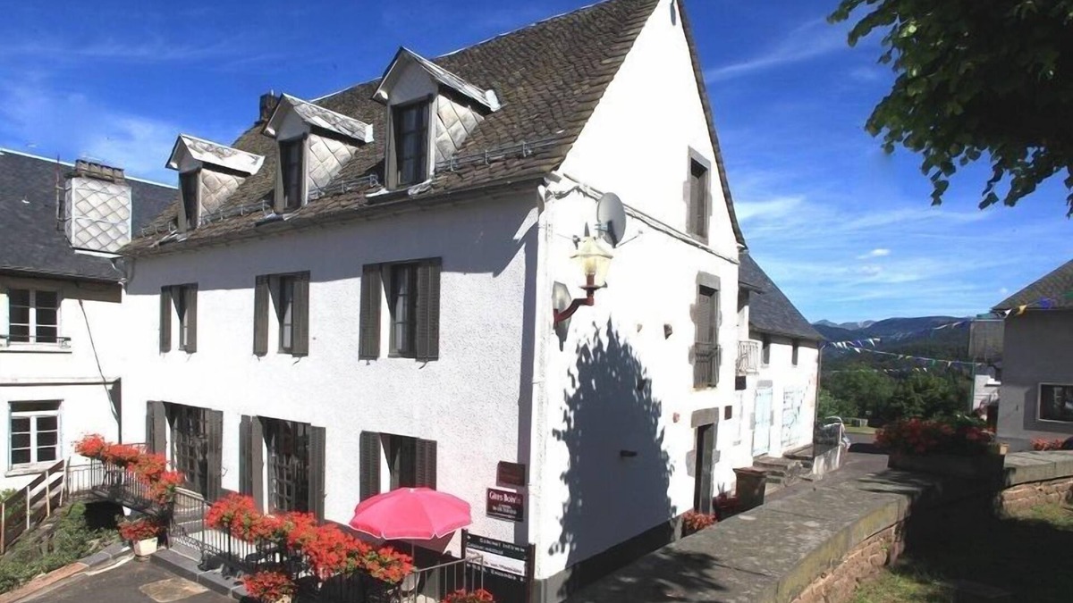 Saint-Sauves-d'Auvergne House | Belle Maison Indépendante au Toit de Lauzes