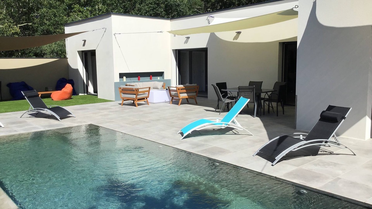 Saint Alban Auriolles House | Belle maison neuve, vue magnifique, piscine débordement, terrasse 115m2, clim