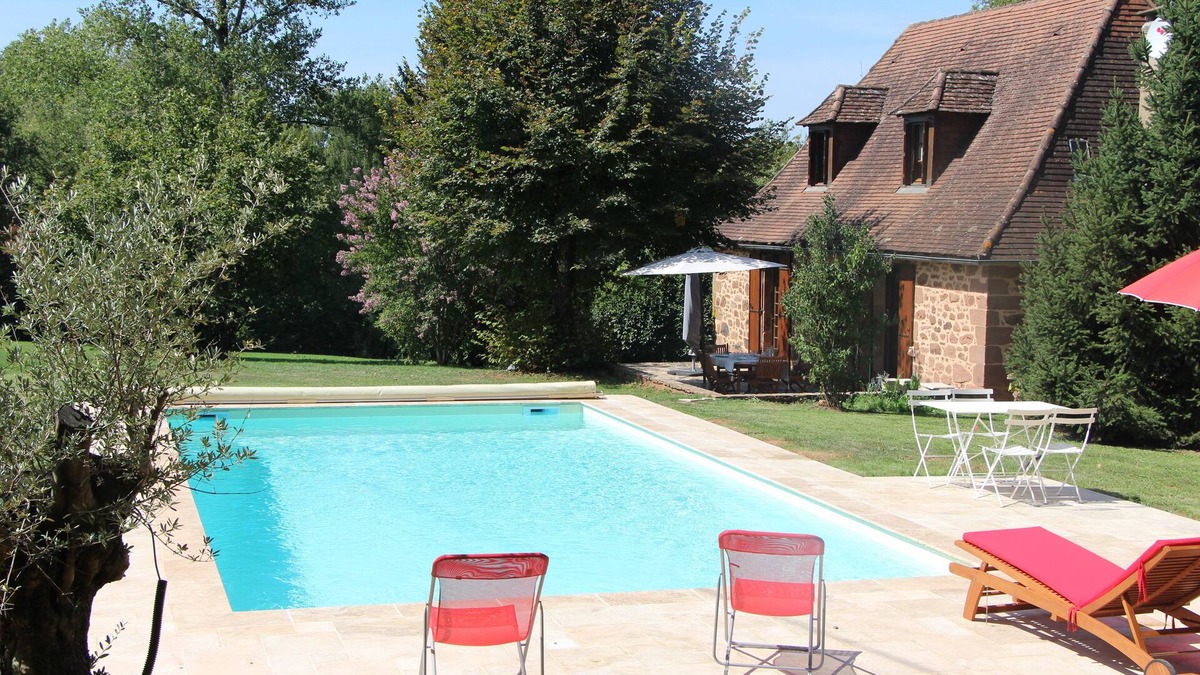 Boisseuilh House | Belle Maison Périgourdine 4 Personnes au Calme, Piscine Chauffée, Grand Terrain