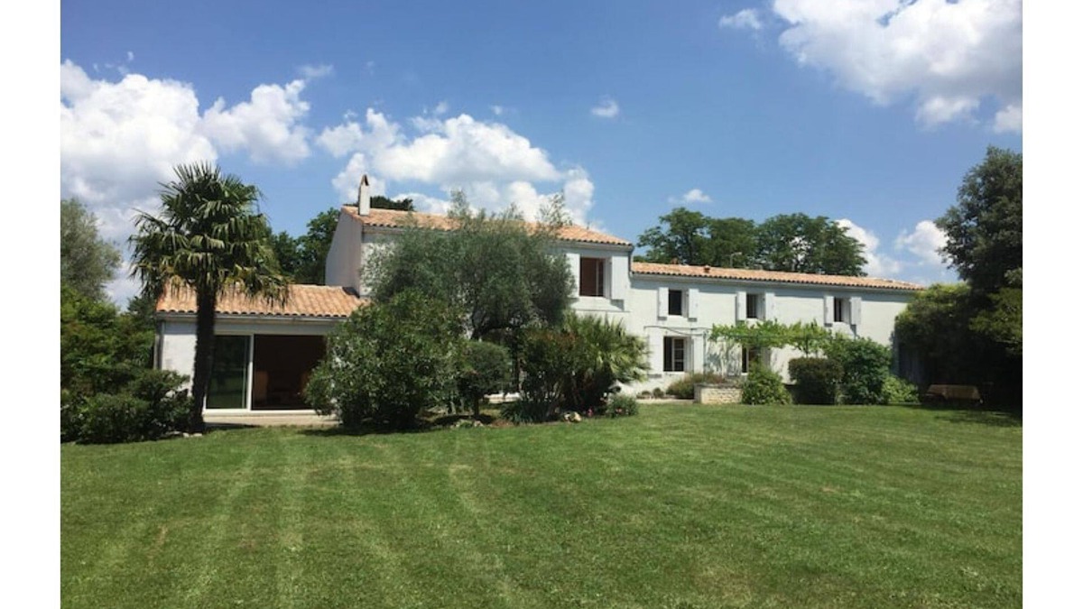 Saint-Romain-de-Benet Villa | Belle Villa