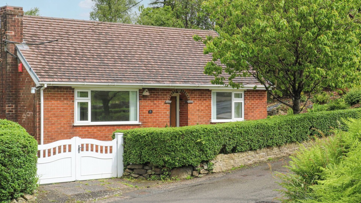 Mow Cop Cottage | BELLE VUE, family friendly, with a garden in Mow Cop