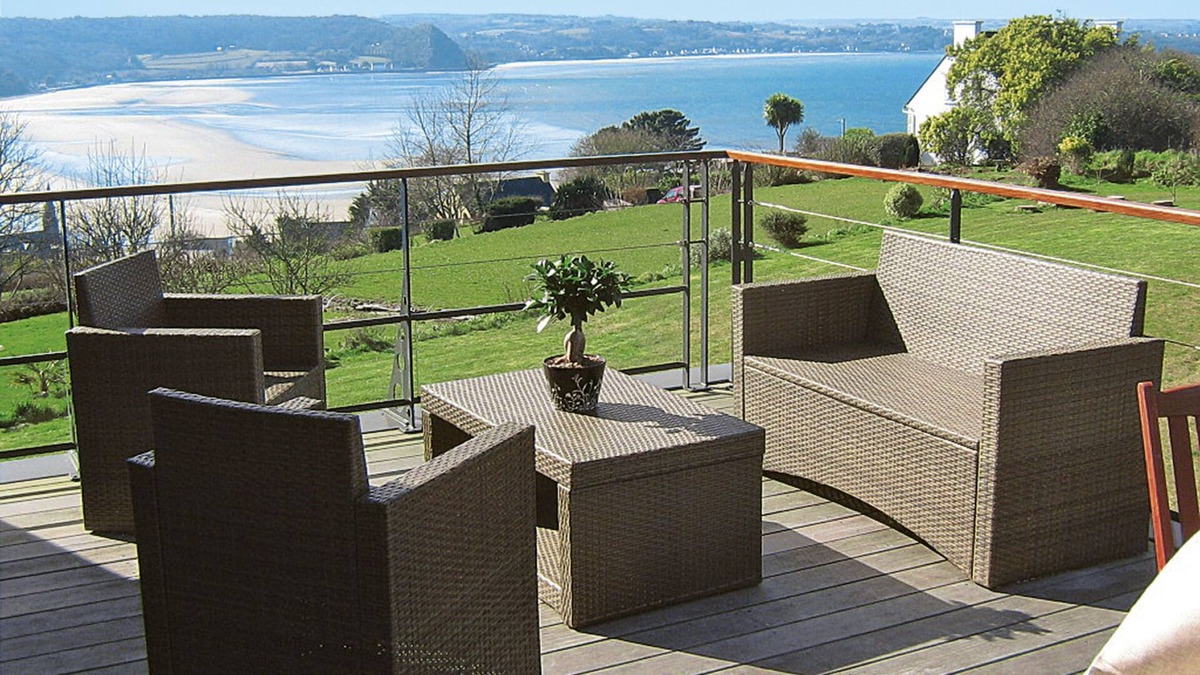 Saint-Michel-en-Greve Apartment | Belle vue sur mer by Interhome