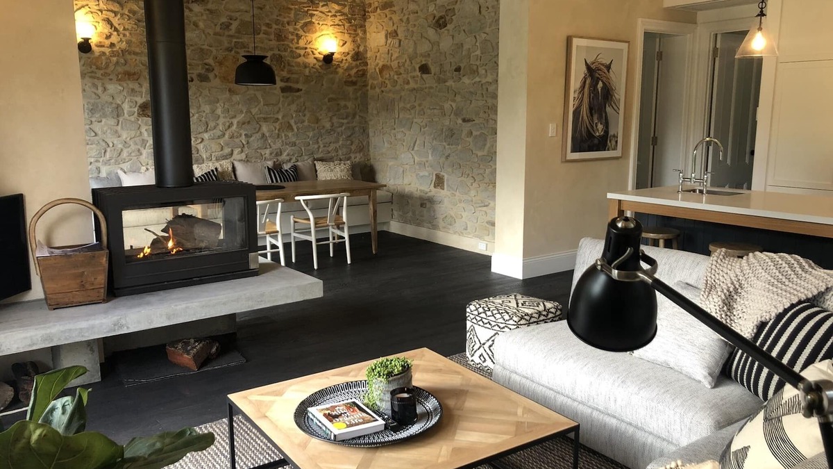 Aldgate Cottage | Belle’s Cottage- Luxurious, Stirling escape with cosy fire, deck, tennis court