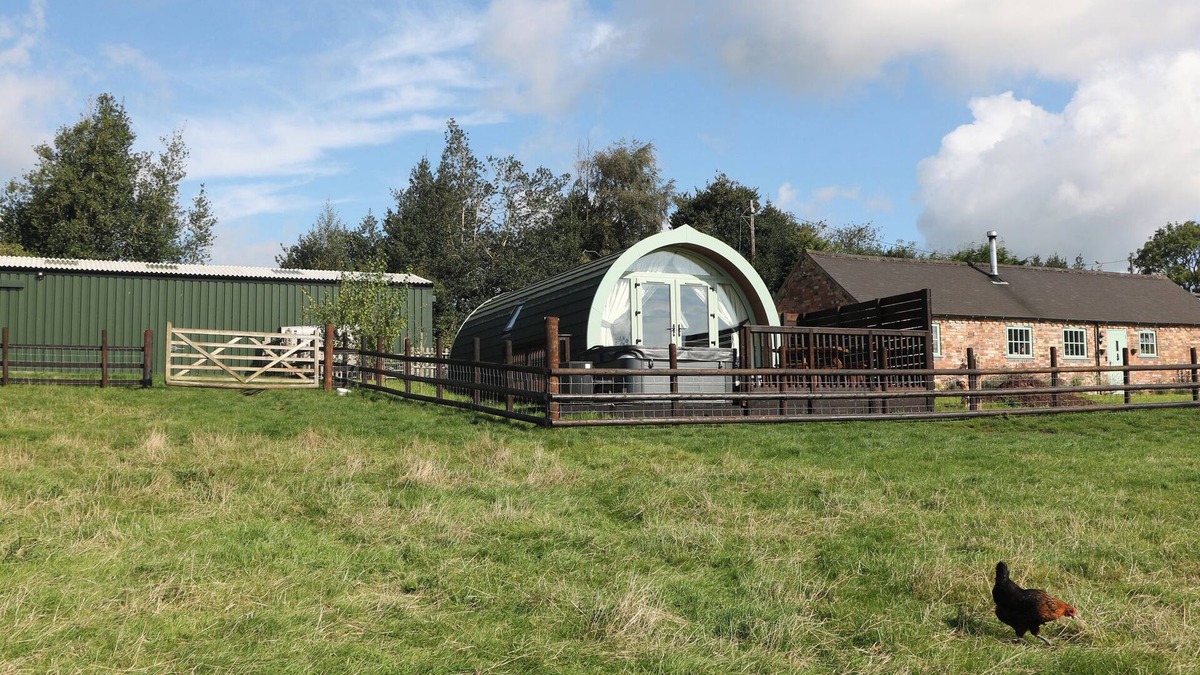 Freehay Cottage | BELLE’S VIEW, family friendly, with hot tub in Cheadle
