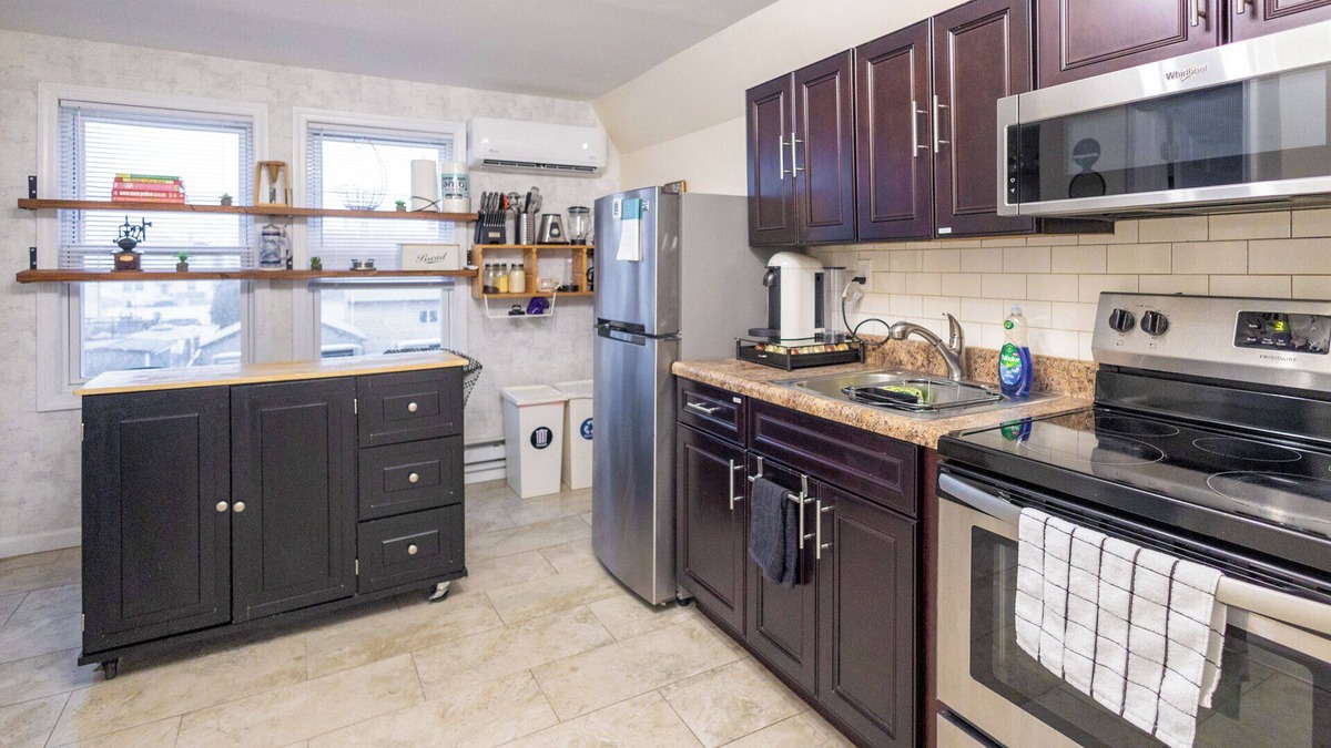 Belleville Apartment | Belleville 2 Bed, Bonus Office, Laundry, Parking