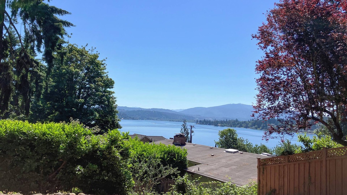 East Lake Hills House | Bellevue Convenient 1 BR Lakeview House Upper Level