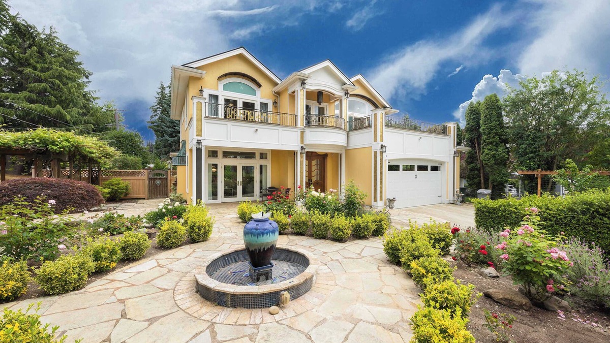 Newport House | Bellevue Lake View | Magazine-Featured Villa
