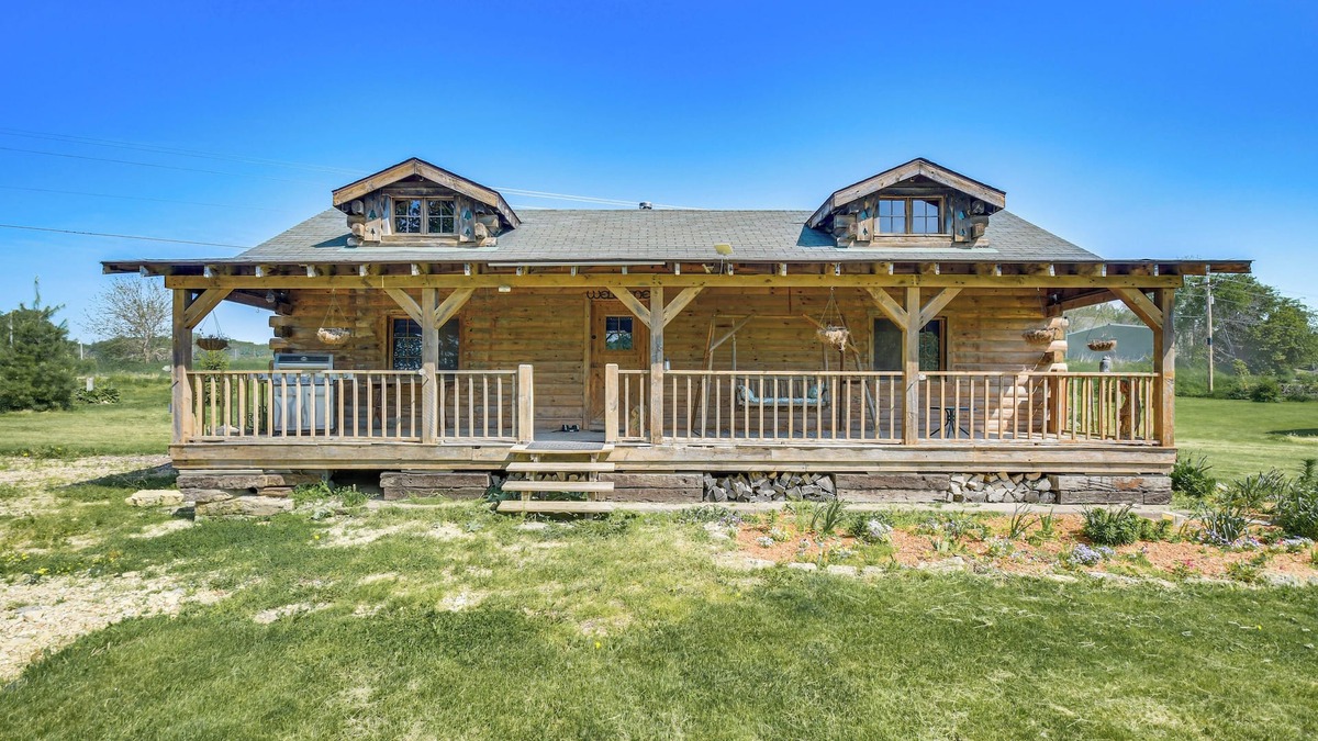 Bellevue Apartment | Bellevue Log Cabin w/Gas Grill & Creek Access