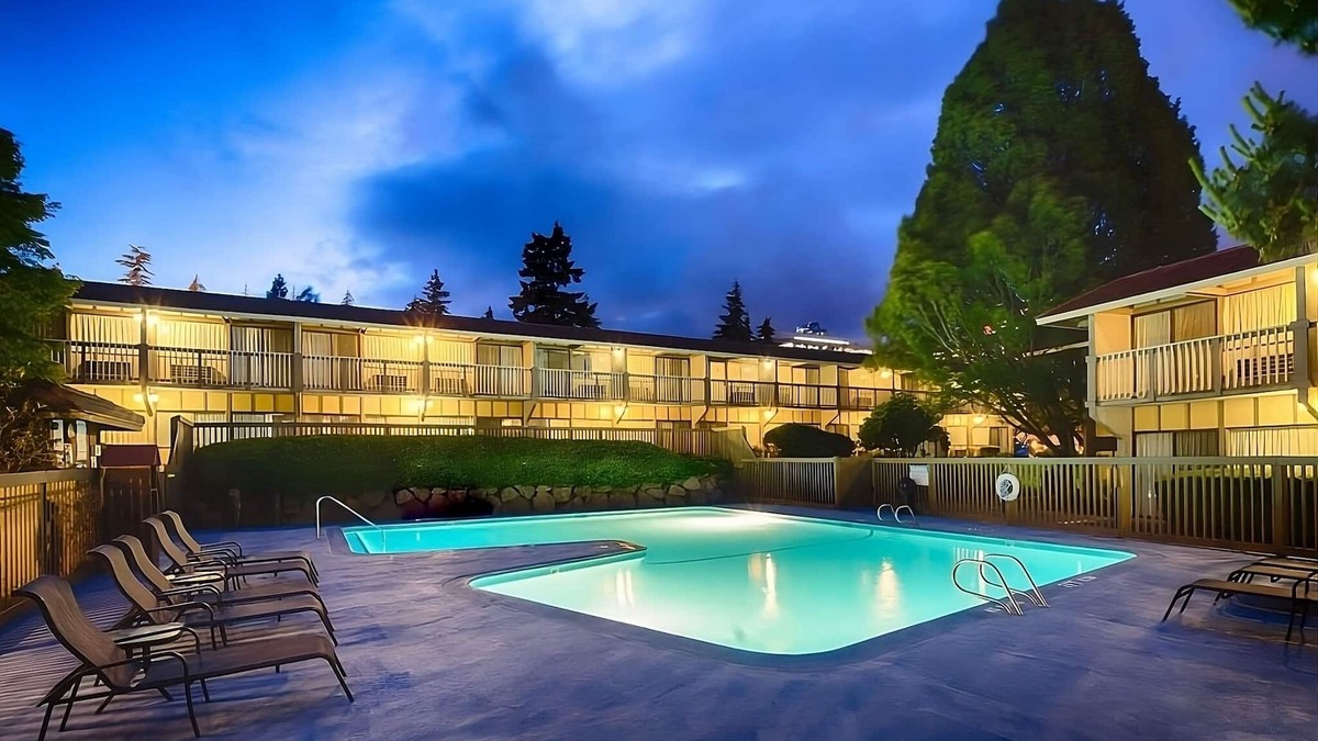 West Bellevue Hotel | Bellevue Retreat! 4 Units Near Bellevue Botanical Garden! Pets are Welcome!