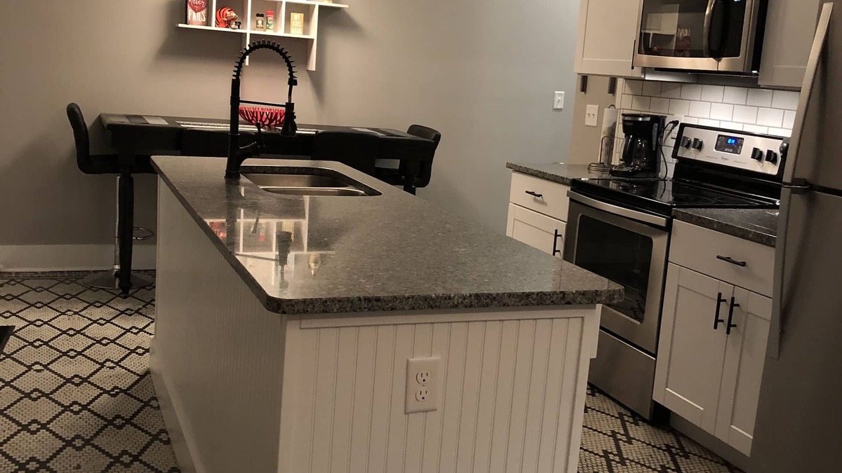 Bellevue Apartment | Bellevue's Hidden Treasure- 5 min to Cinti- First Floor -2BR 1BA
