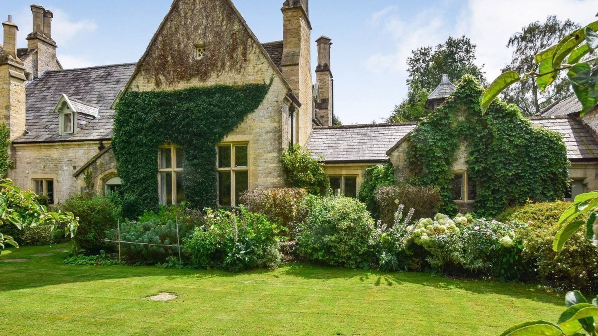 Inchbrook House | Bellhouse - sleeps 8 guests in 4 bedrooms