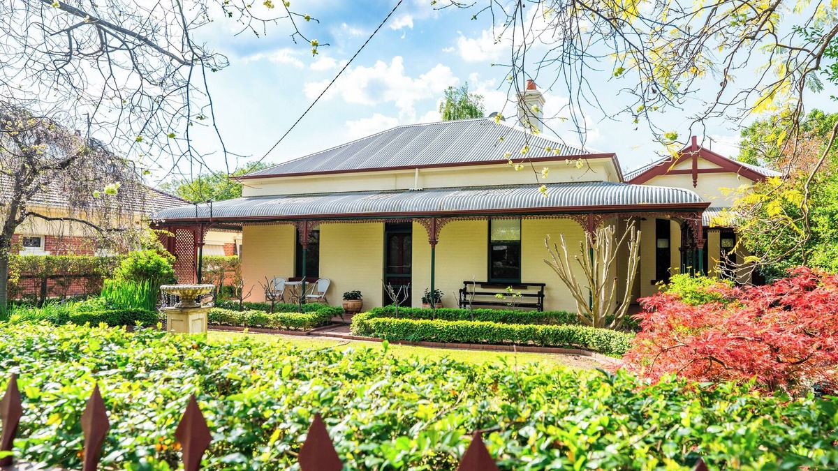 Albury House | Bellisle - 1880's period home in Central Albury