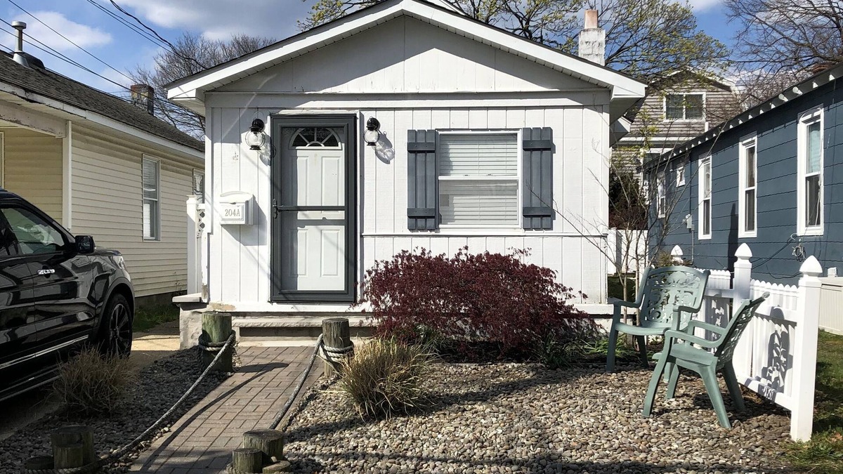 Lake Como House | Belmar 3-Bedroom Front House ~ A Block To The Ocean!