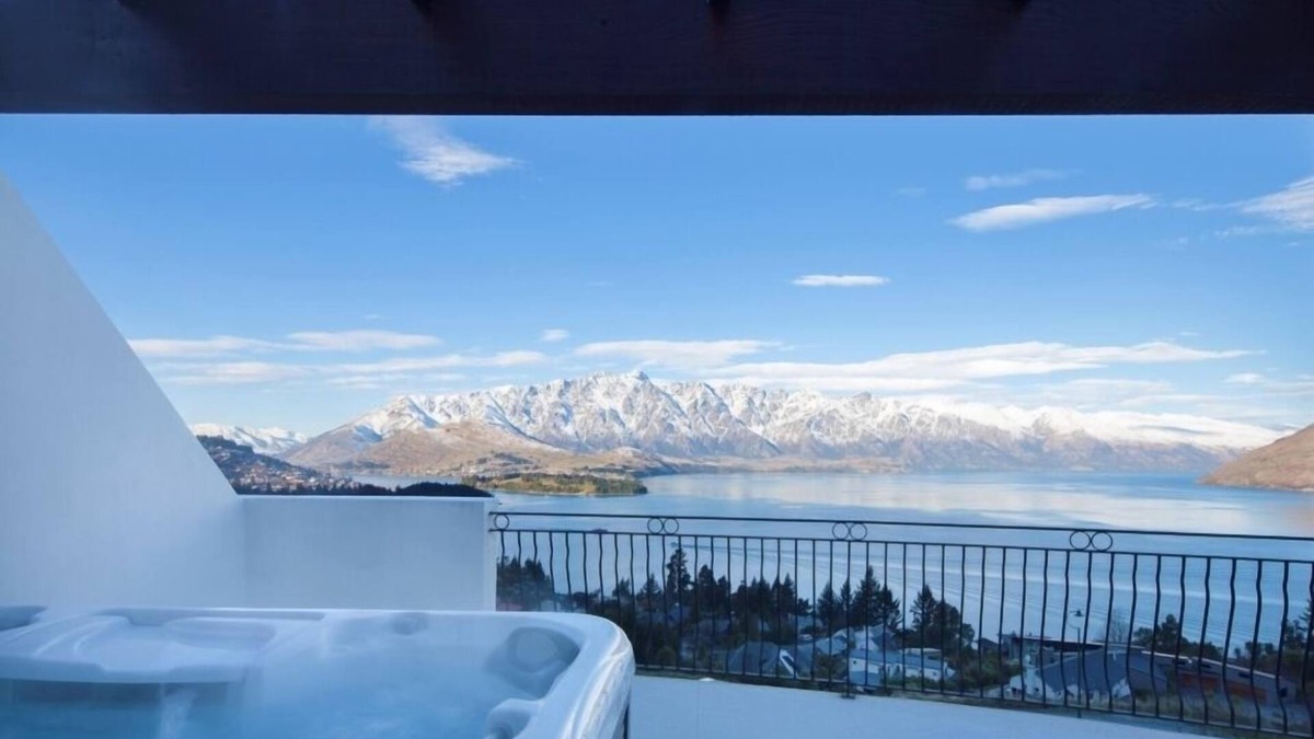 Fernhill House | BELVEDERE-(meaning in Italian PANORAMIC VIEWS) 3 BEDROOM HOUSE IN QUEENSTOWN
