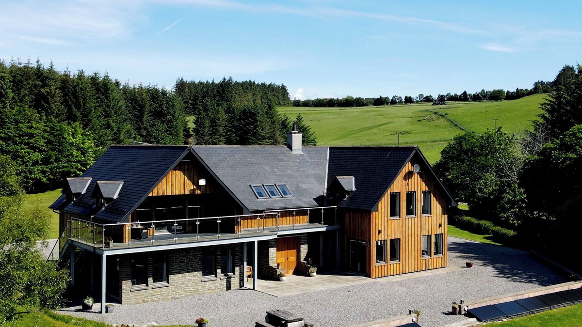 East Lewiston Cottage | BEN LUNA LODGE, pet friendly in Drumnadrochit, Loch Ness