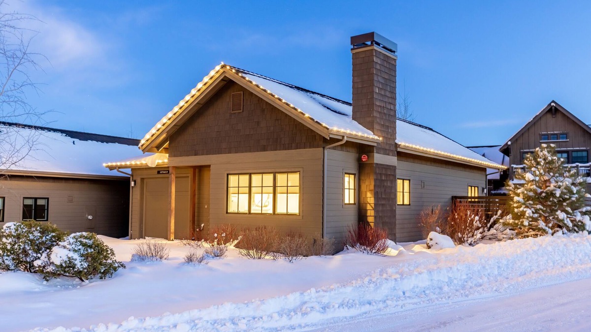 Bend House | Bend FUN ~ Heated resort pool ~ hot tub ~ pocket park ~ concert shuttle