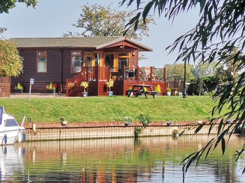 Tiddington Cabin | Bend in the River Lodge