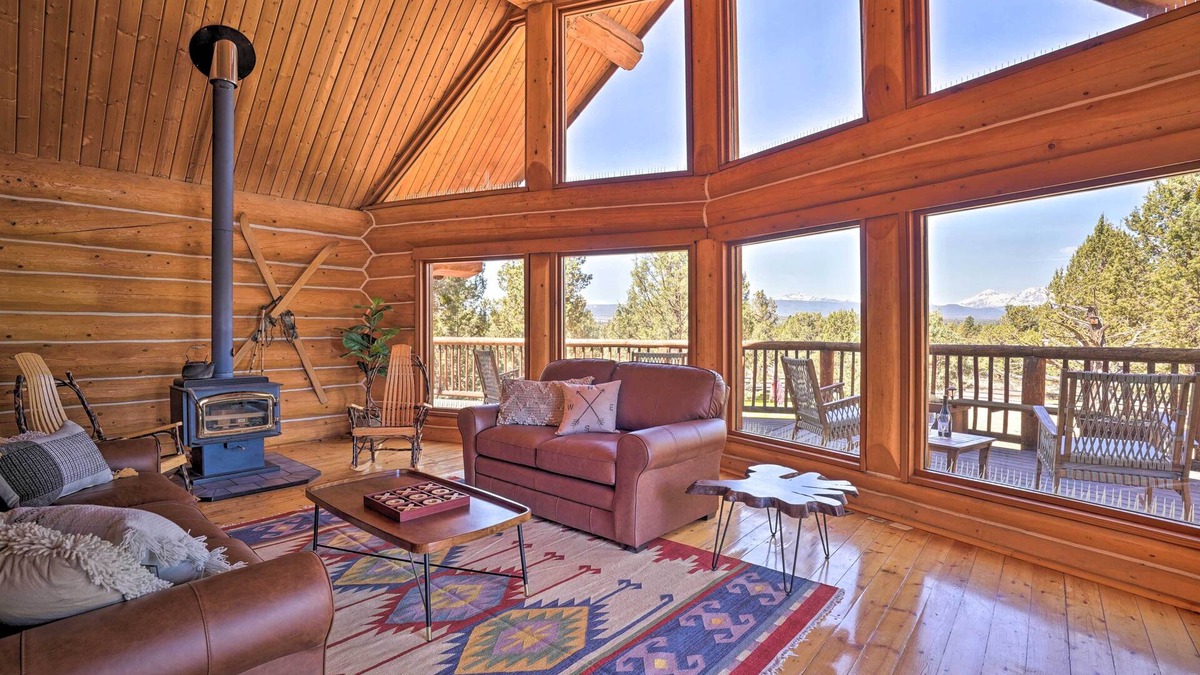 Bend Cabin | Bend Log Cabin w/Cascade Mountain Views!