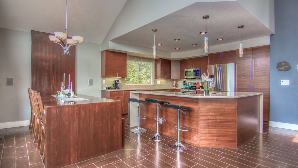 Mountain View House | Bend Mountain Modern - 2000 SF w/spa, top deck, firepit, AC