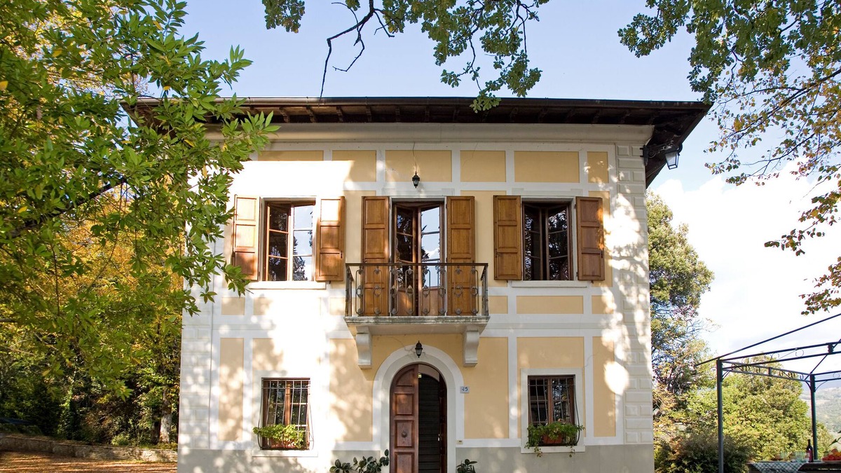 Pratovecchio Villa | Benfenati's villa with amazing pool in Tuscant lanscape