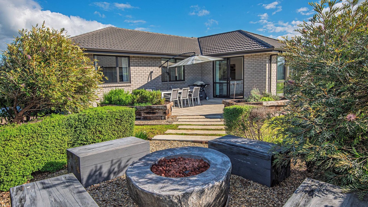 Waipu House | Bennett's Bach - Waipu Holiday Home