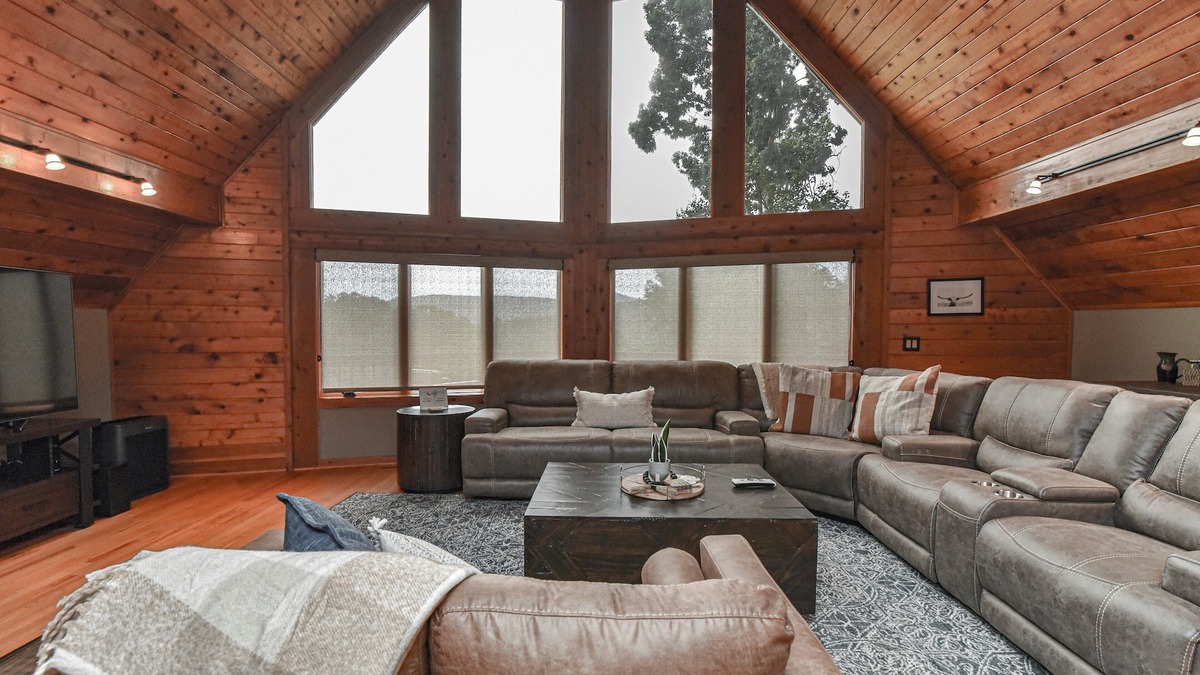 Bent Creek Ski Chalet | Bent Creek Chalet, Sauna,Jacuzzi,Fire pit and OD shower