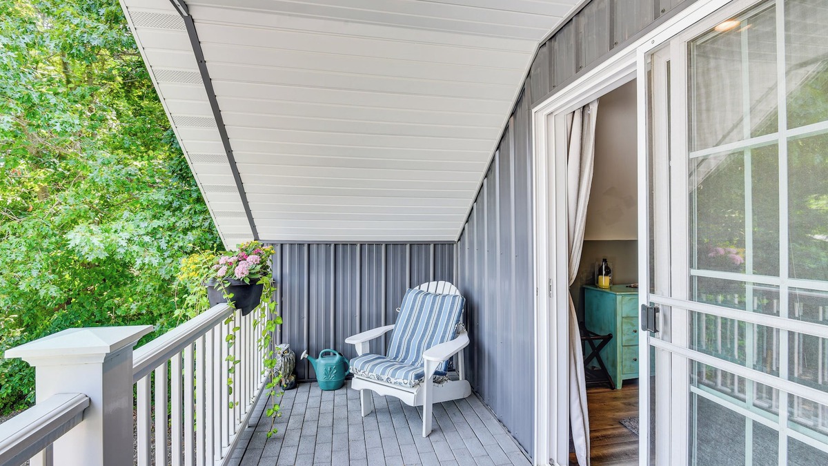 Benton Harbor Apartment | Benton Harbor Apt w/Balcony + Fire Pit