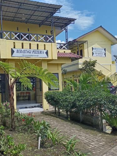 Berastagi House | Berastagi Mountain View Homestay & Pizzeria