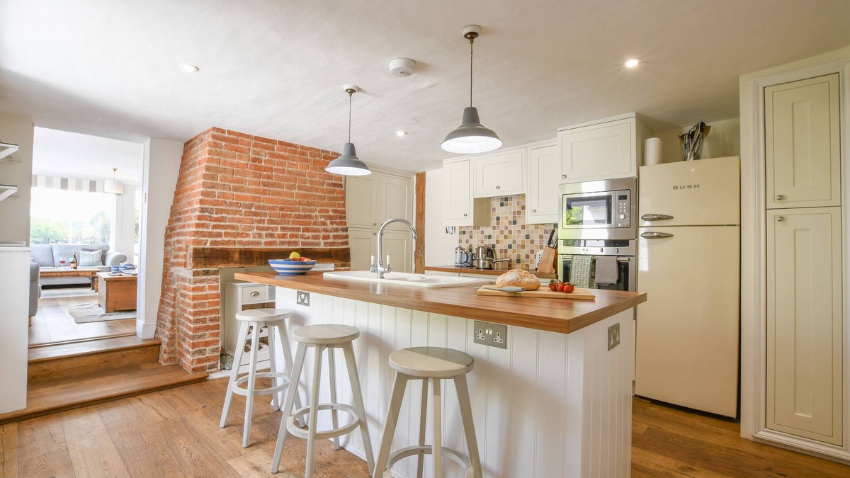 Martlesham Heath House | BERESFORD HOUSE, pet friendly, with a garden in Woodbridge