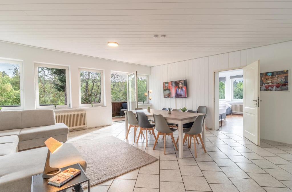 Villingen-Schwenningen Apartment | Berghof Wörner 2 Wohnungen für bis zu 20 Personen mit Balkon I Terrasse I 4 Bäder I NETFLIX I Ruhig und gemütlich wohnen