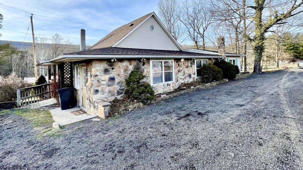 Berkeley Springs Cabin | Berkeley Inn Cabin W/ hot tub- across Street from the state park